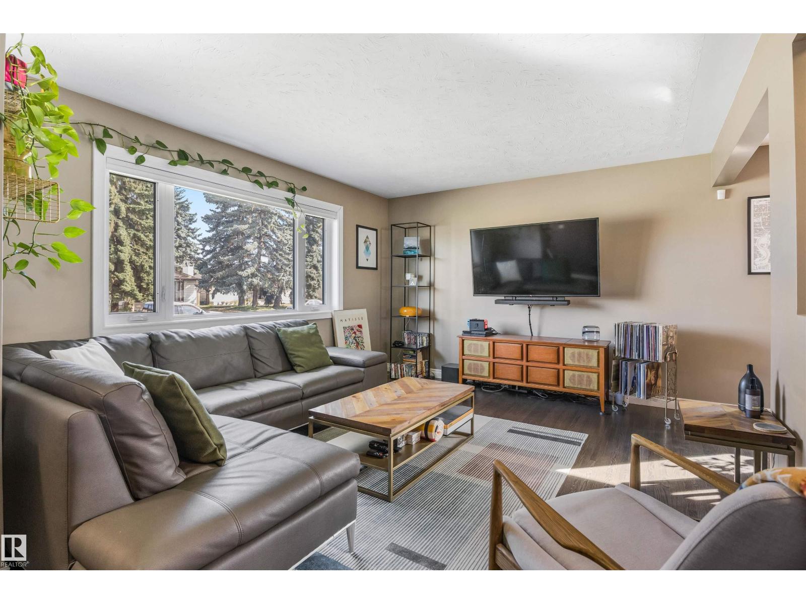 6207 85 AV NW - 7
