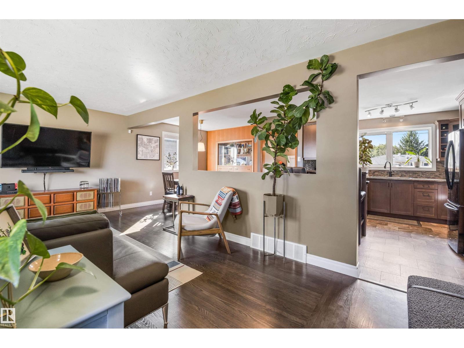 6207 85 AV NW - 9
