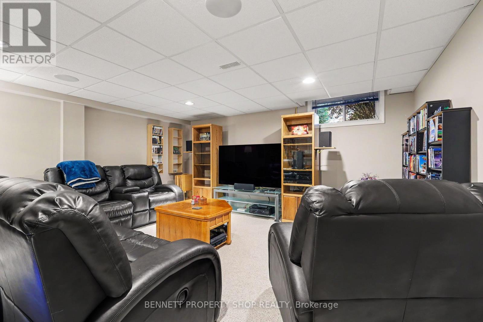 2 Thunderbird Crescent — photo 13