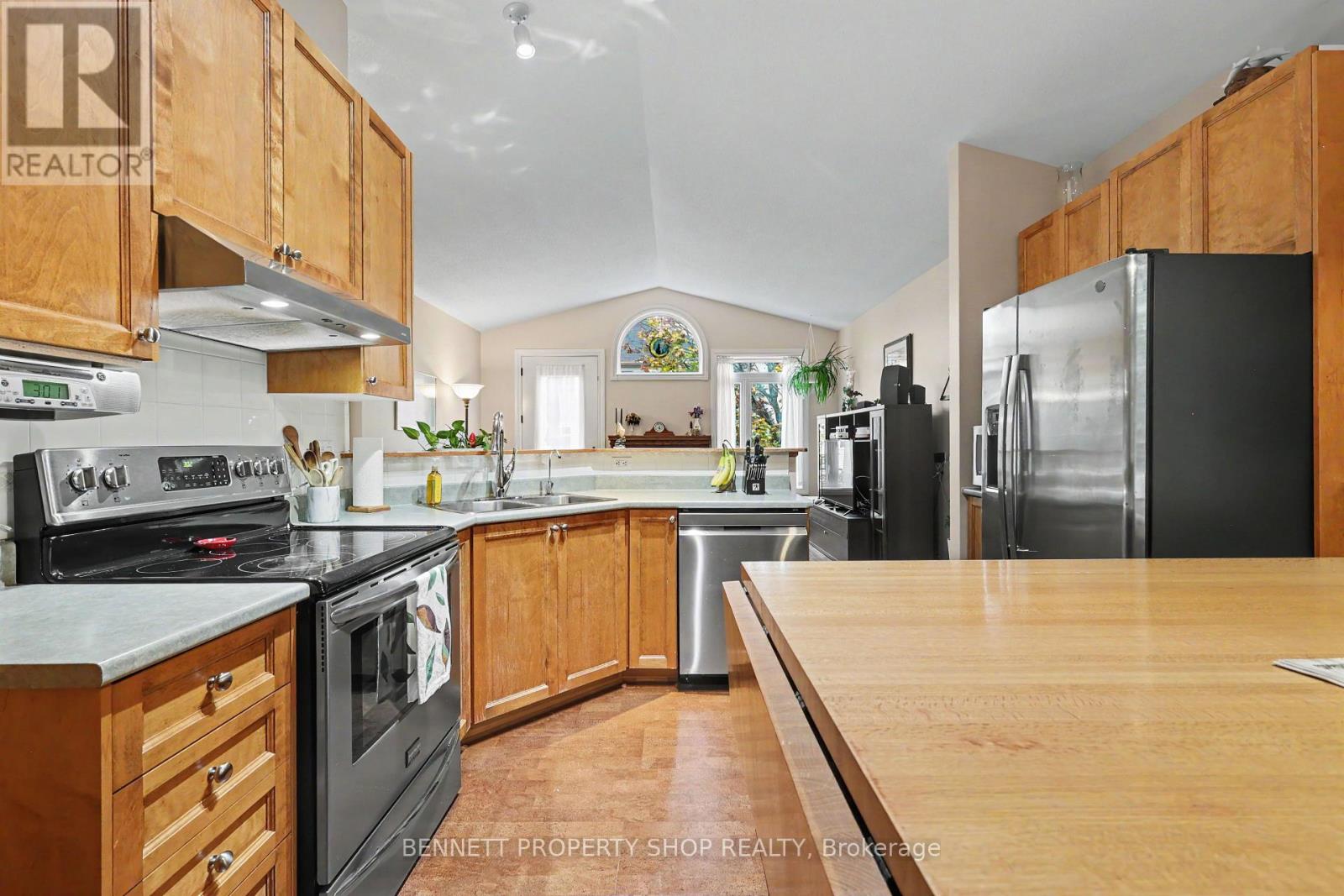 2 Thunderbird Crescent — photo 7