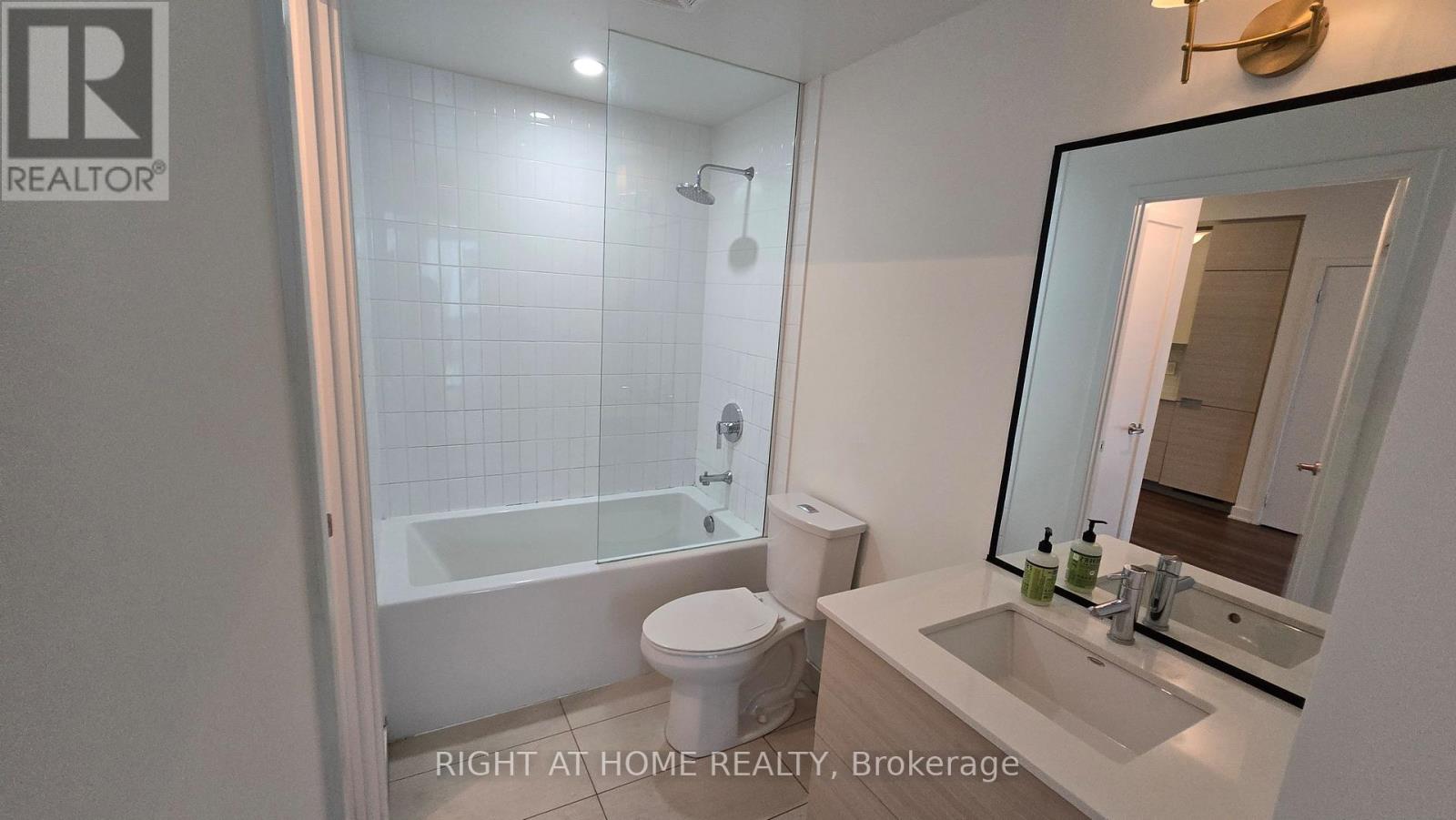 210 Simcoe Street — photo 10