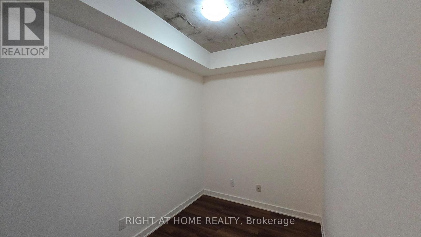 210 Simcoe Street — photo 11