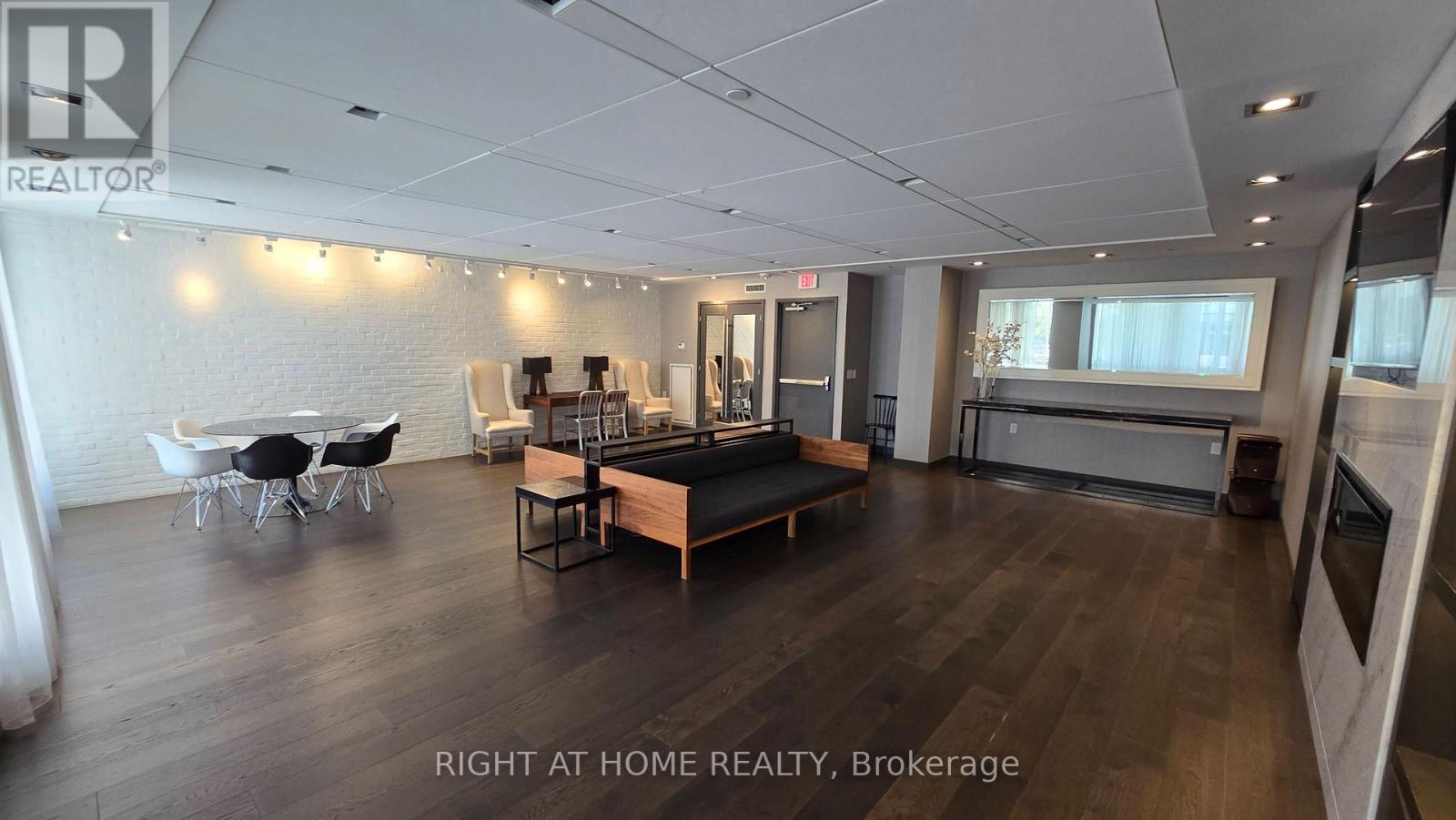210 Simcoe Street — photo 13