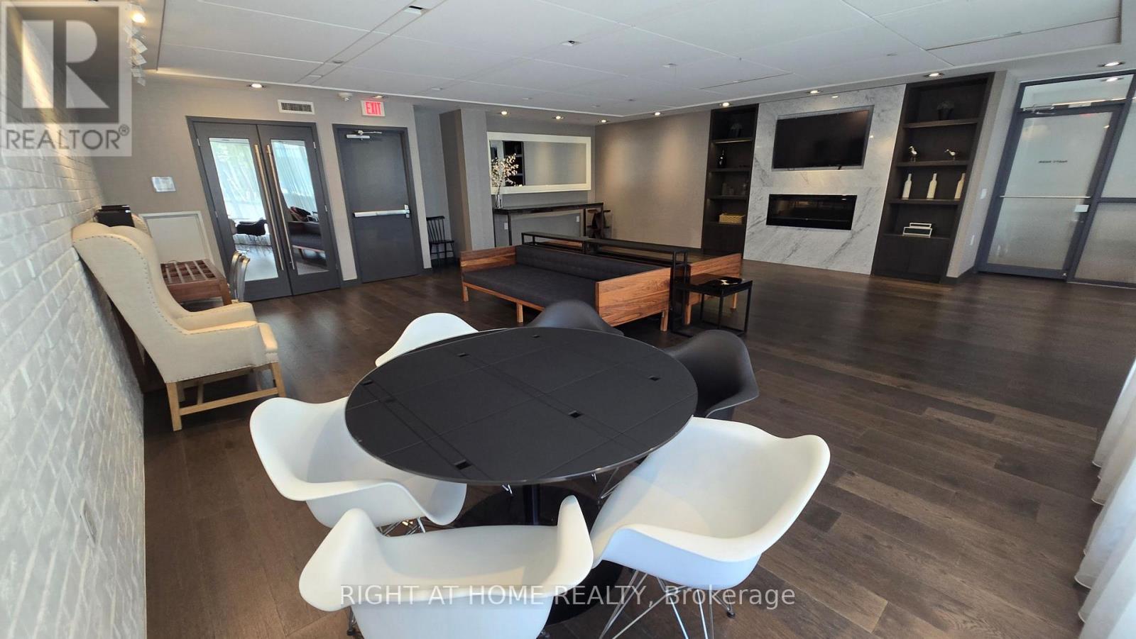 210 Simcoe Street — photo 14