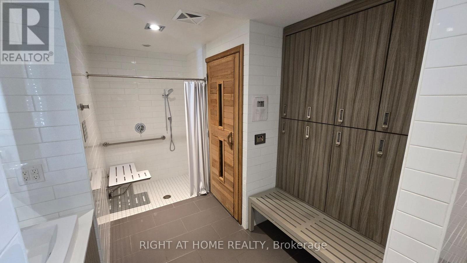 210 Simcoe Street — photo 15