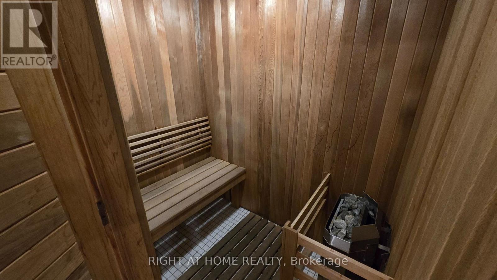 210 Simcoe Street — photo 16