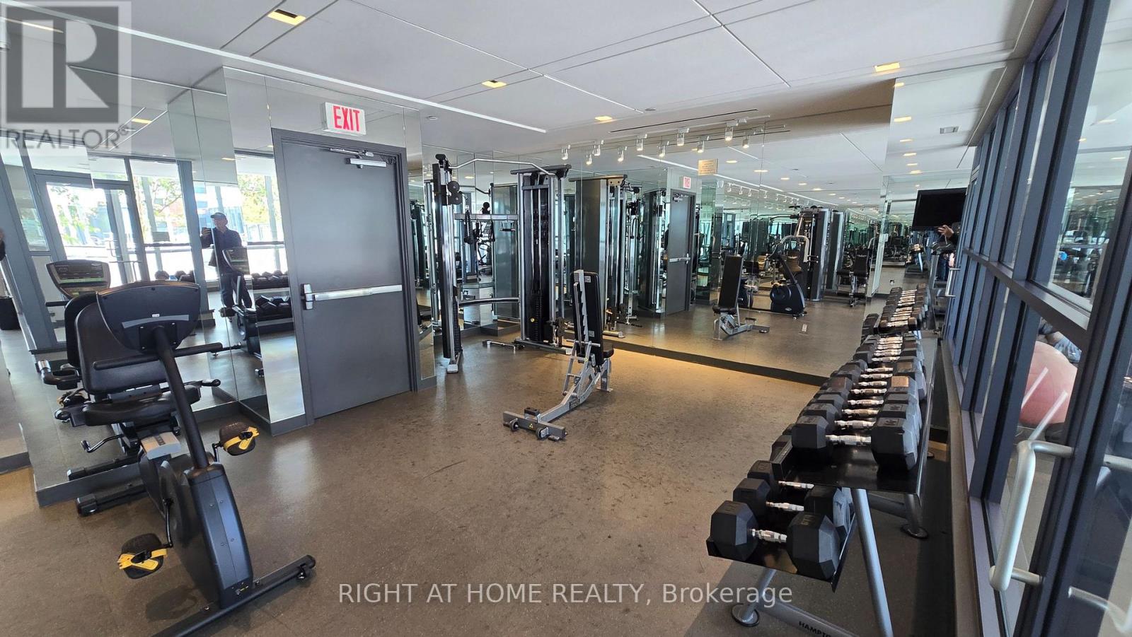 210 Simcoe Street — photo 17