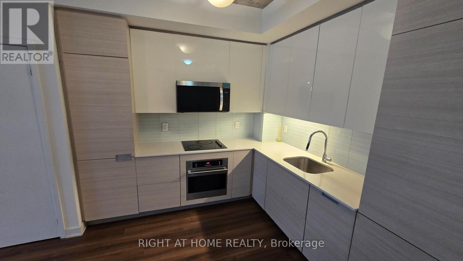 210 Simcoe Street — photo 2
