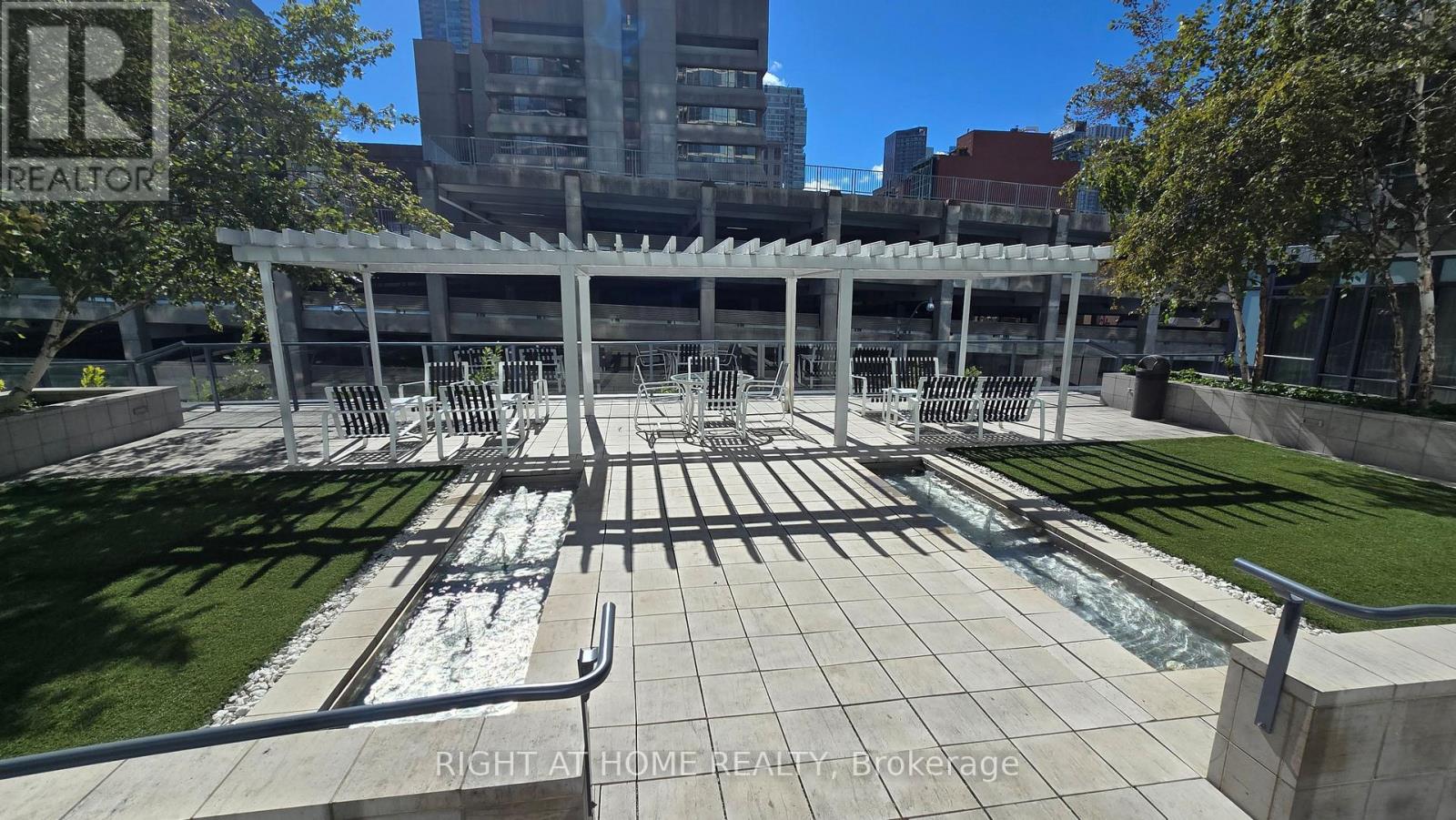 210 Simcoe Street — photo 20
