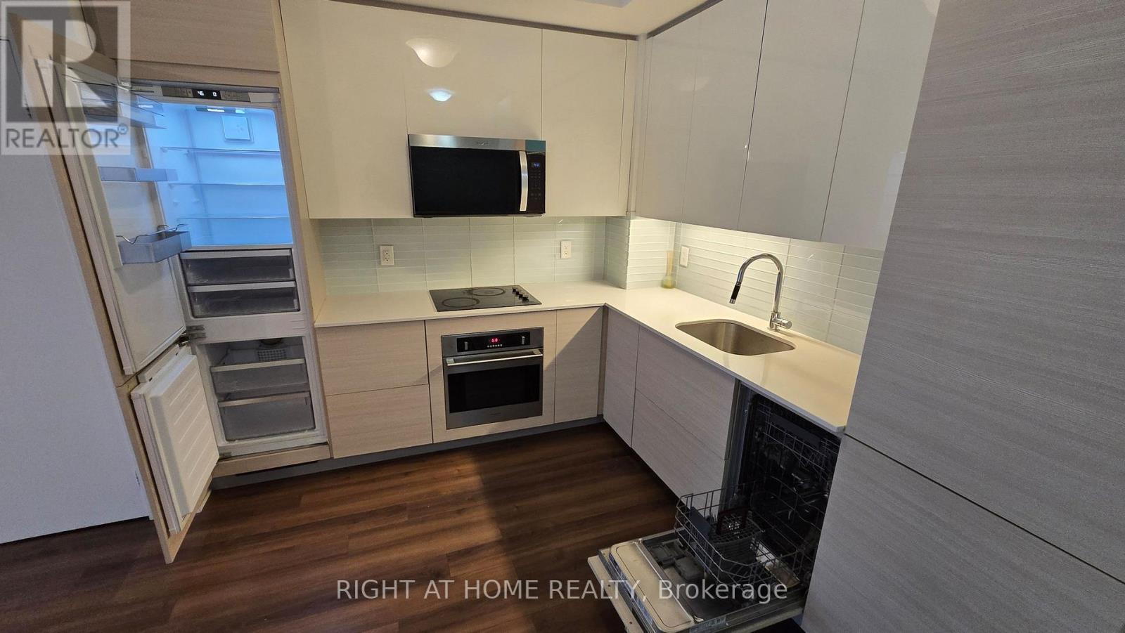 210 Simcoe Street — photo 3