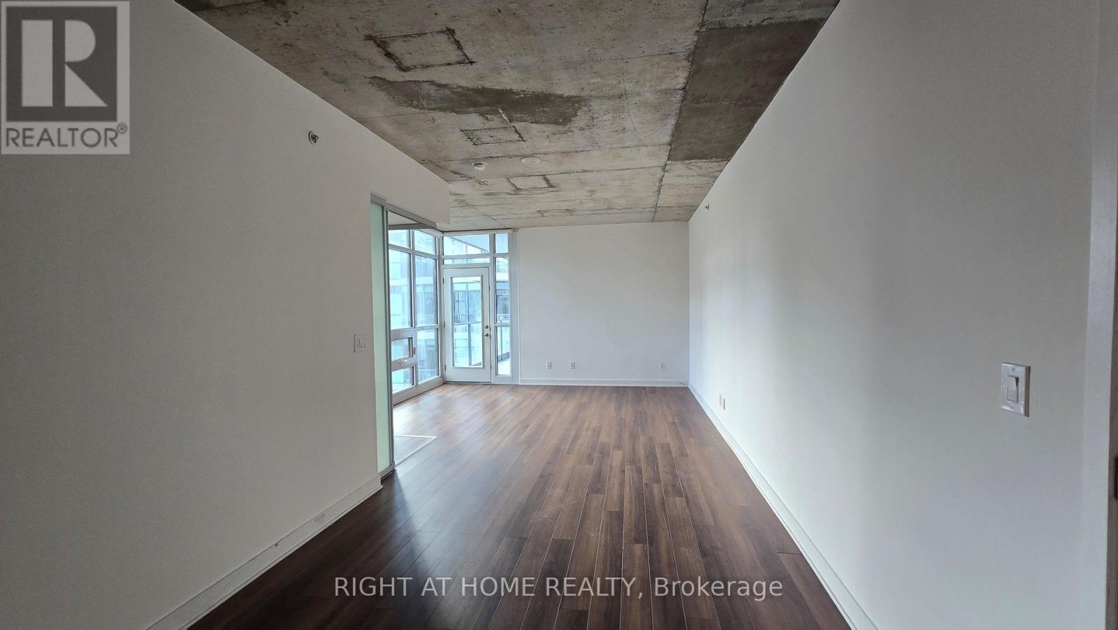 210 Simcoe Street — photo 4