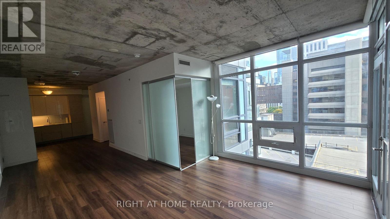 210 Simcoe Street — photo 7