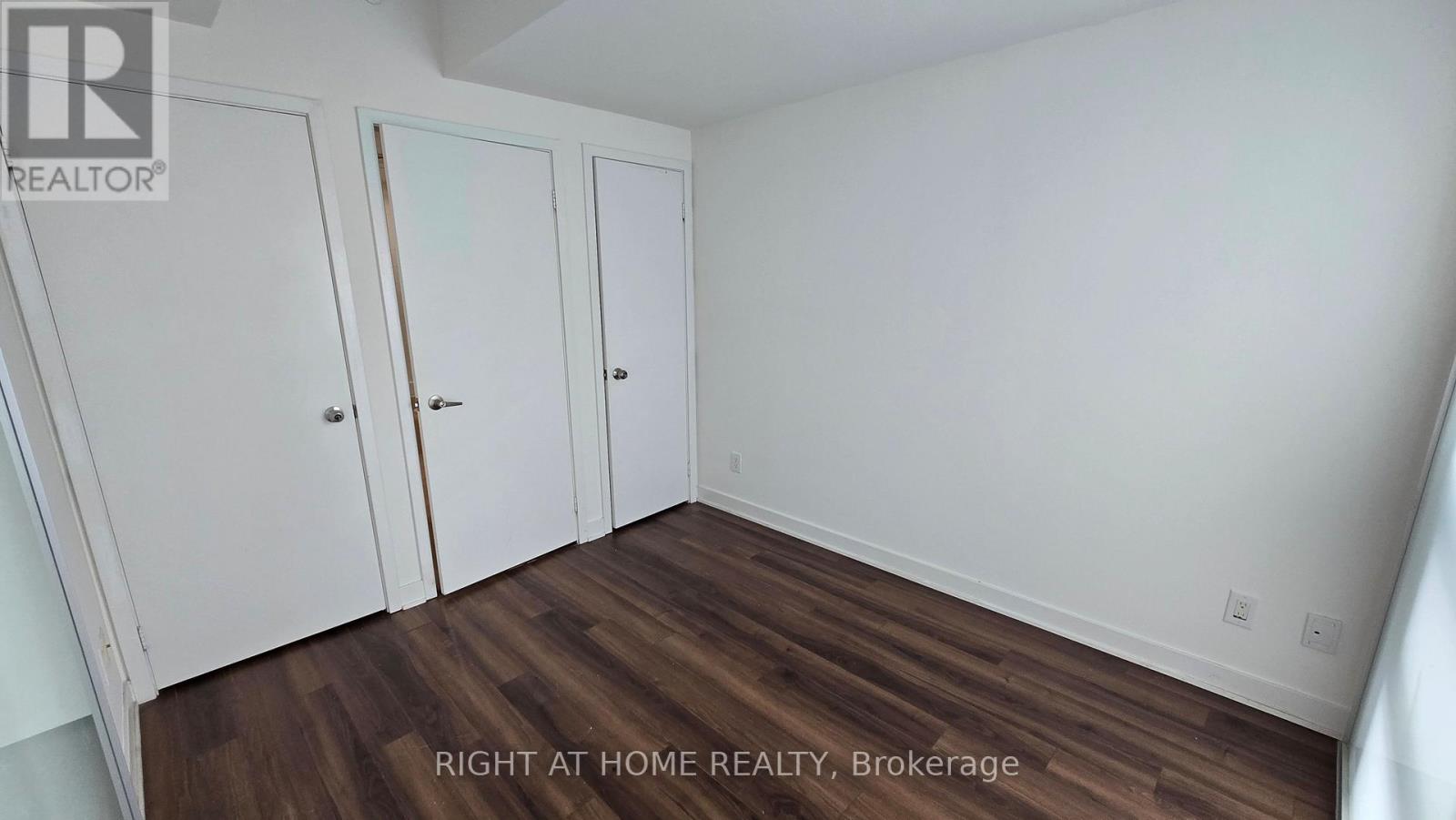 210 Simcoe Street — photo 8