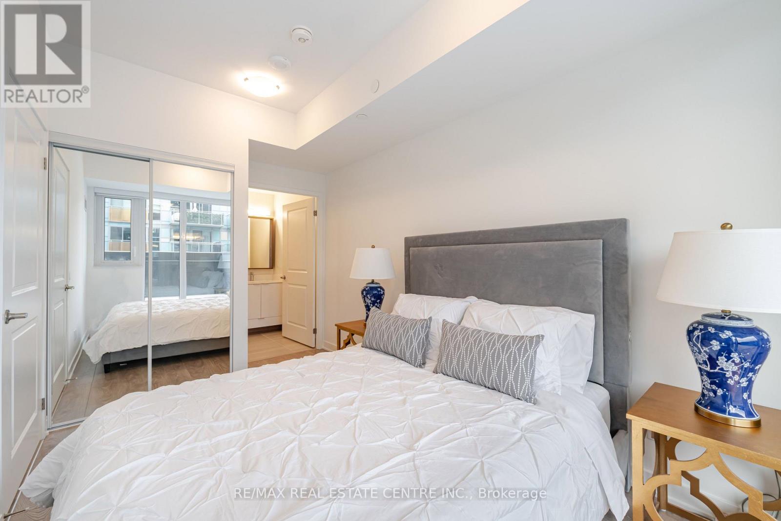 543 Richmond Street West — photo 27