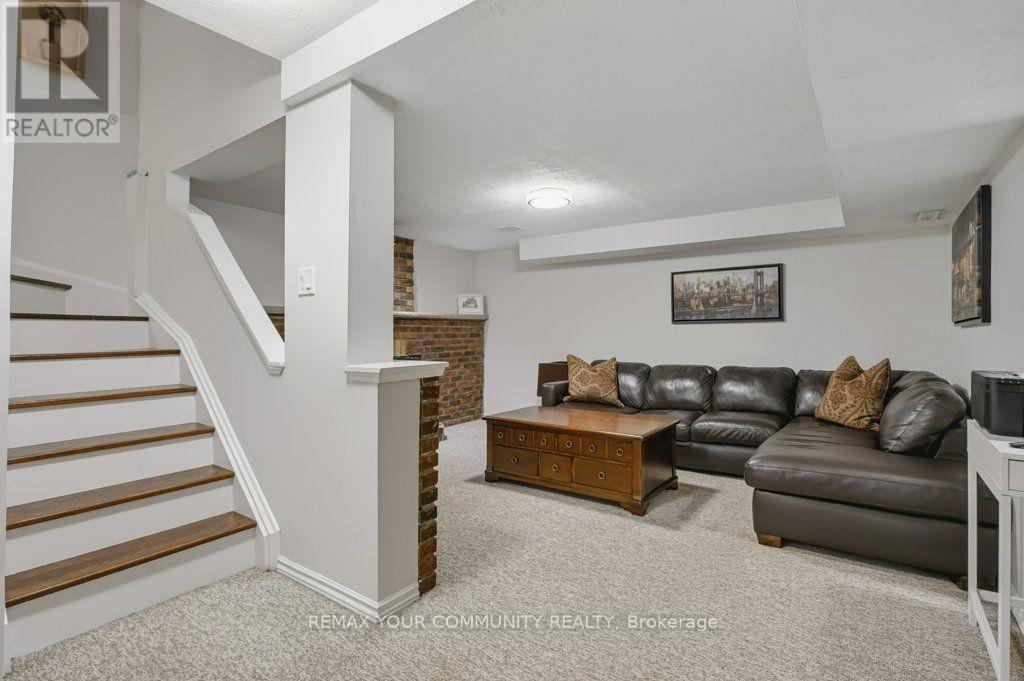 30 RADFORD DRIVE - 44
