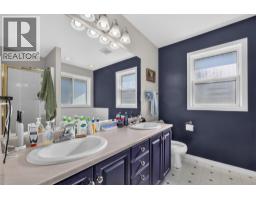 5pc Ensuite bath - 1212 Cerise Drive, Kelowna, BC V1Y9R8 Photo 12