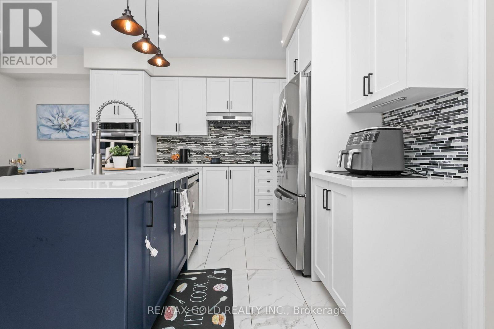 36 Samuel Crescent, Springwater, ON photo 9