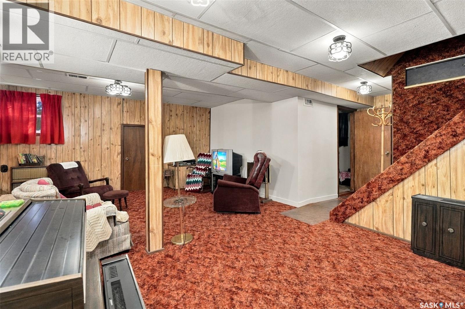 3030 Elphinstone STREET - 16