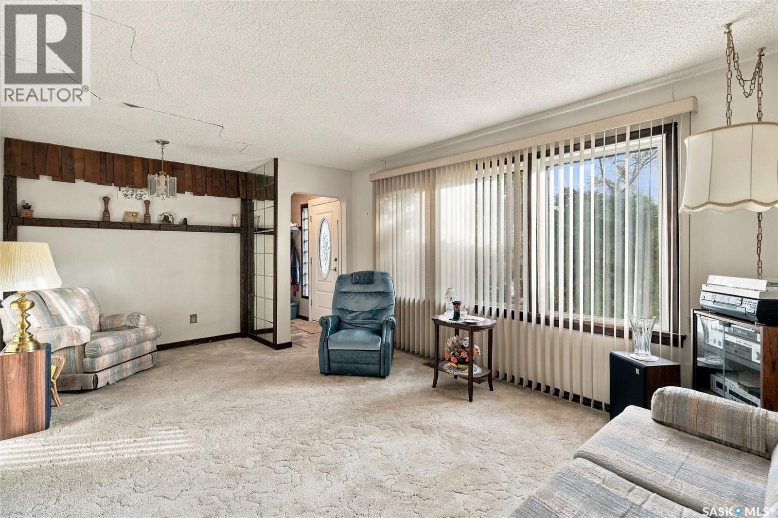 3030 Elphinstone STREET - 5