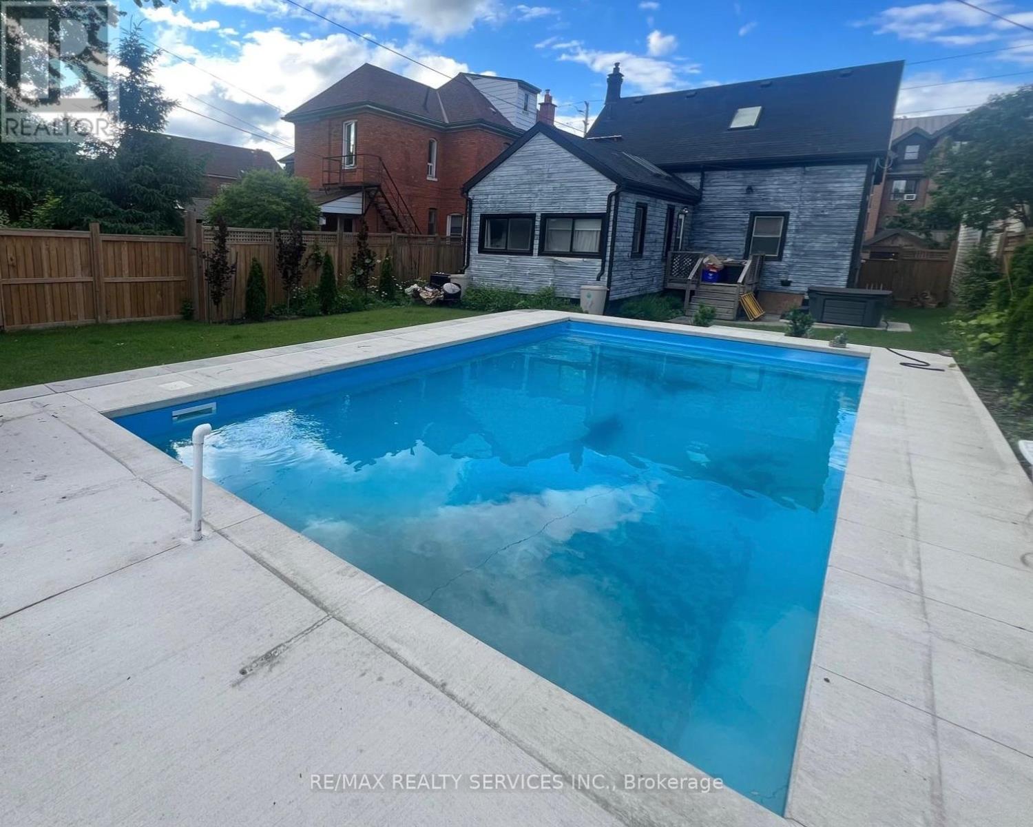 323 Charlton Avenue West, Hamilton, ON