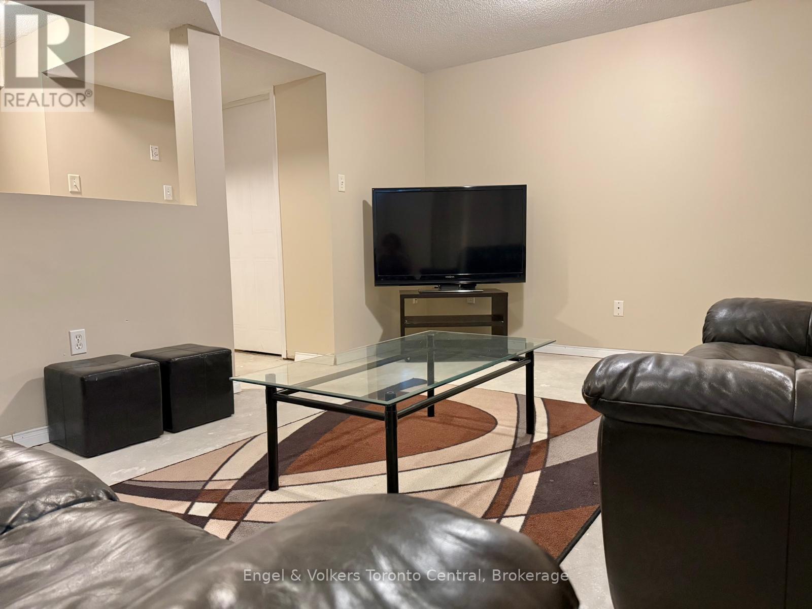 920 Edinburgh Road South — photo 32