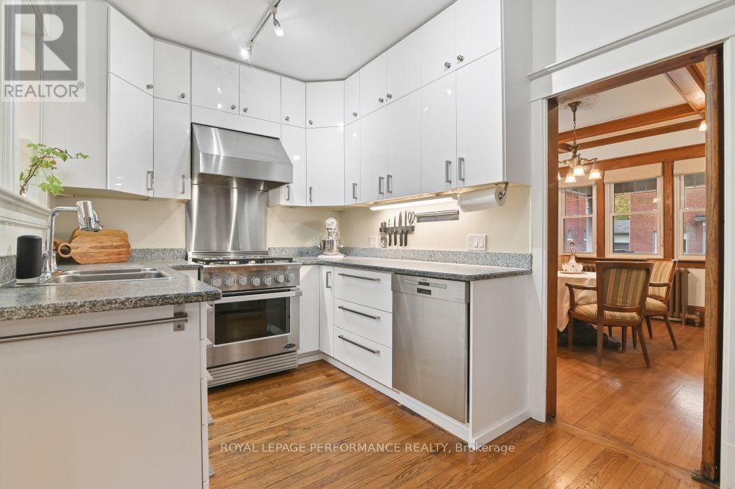16 Renfrew Avenue