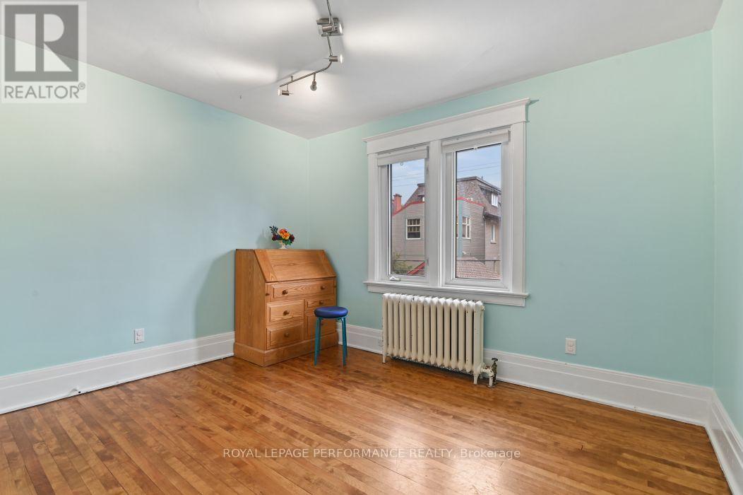 16 Renfrew Avenue