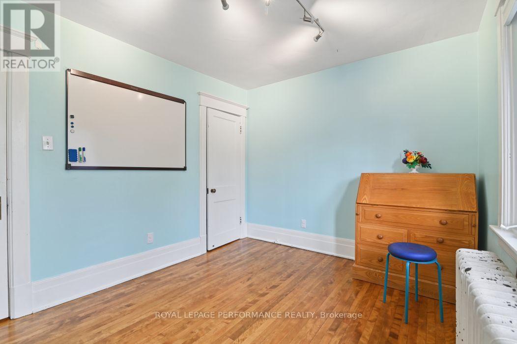 16 Renfrew Avenue