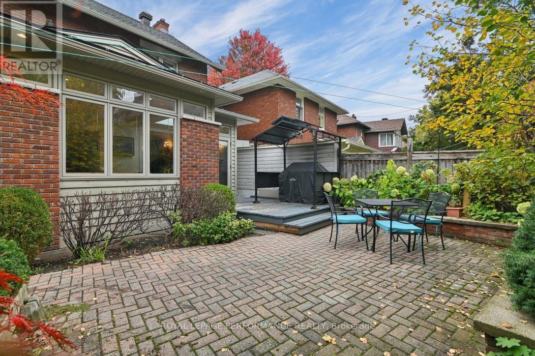 16 Renfrew Avenue