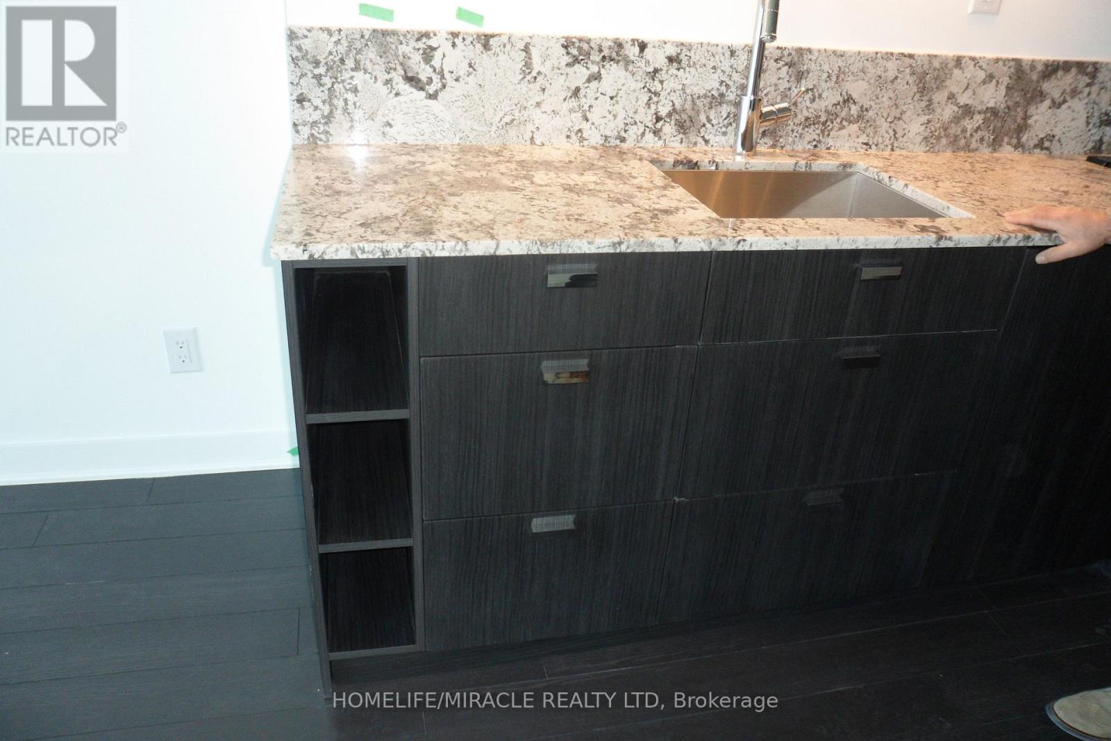 290 Adelaide Street West — photo 7