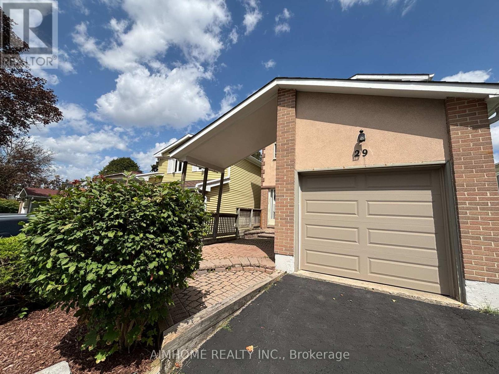29 Snowshoe Crescent — photo 4