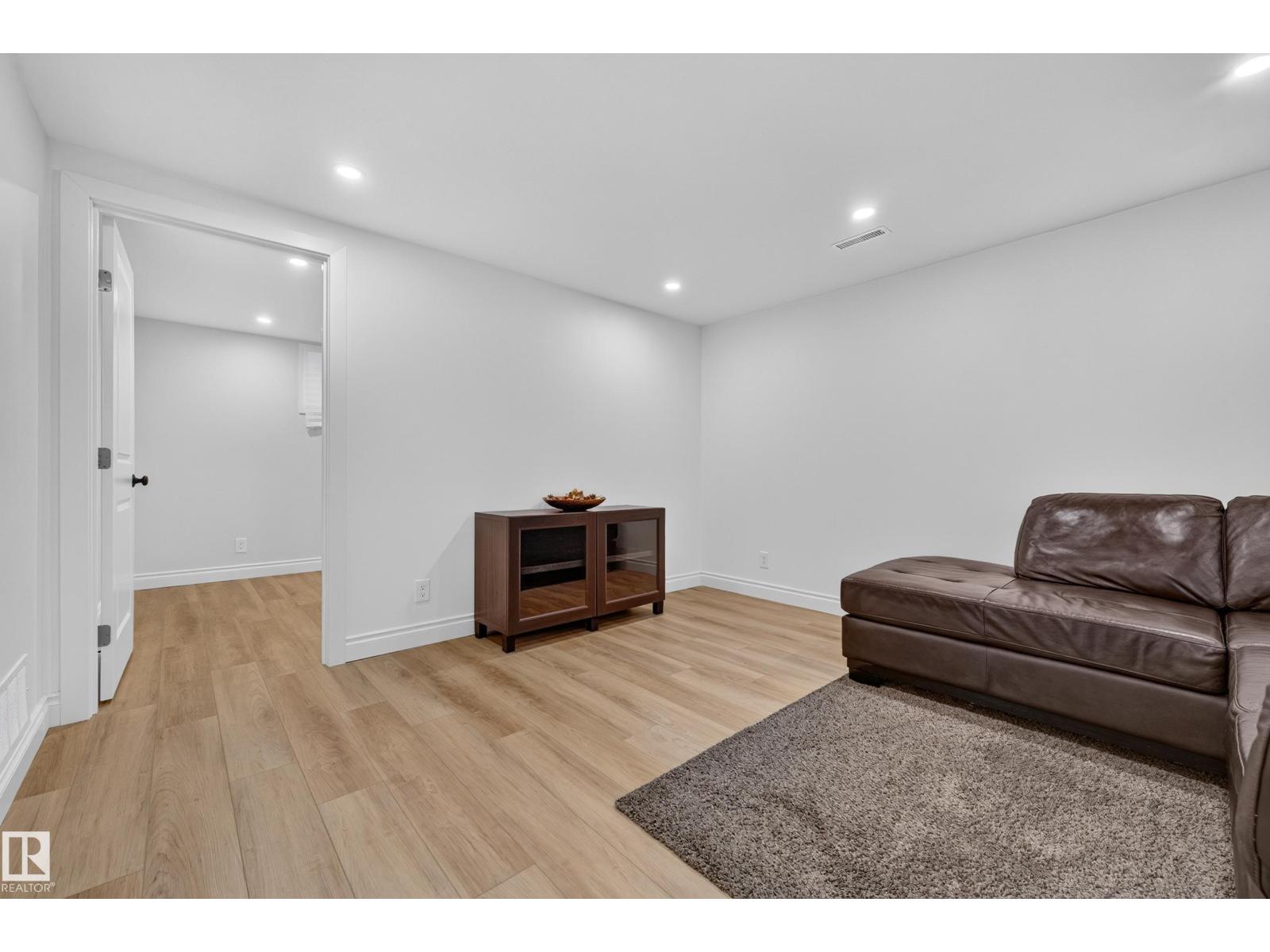 10224 82 ST NW - 35