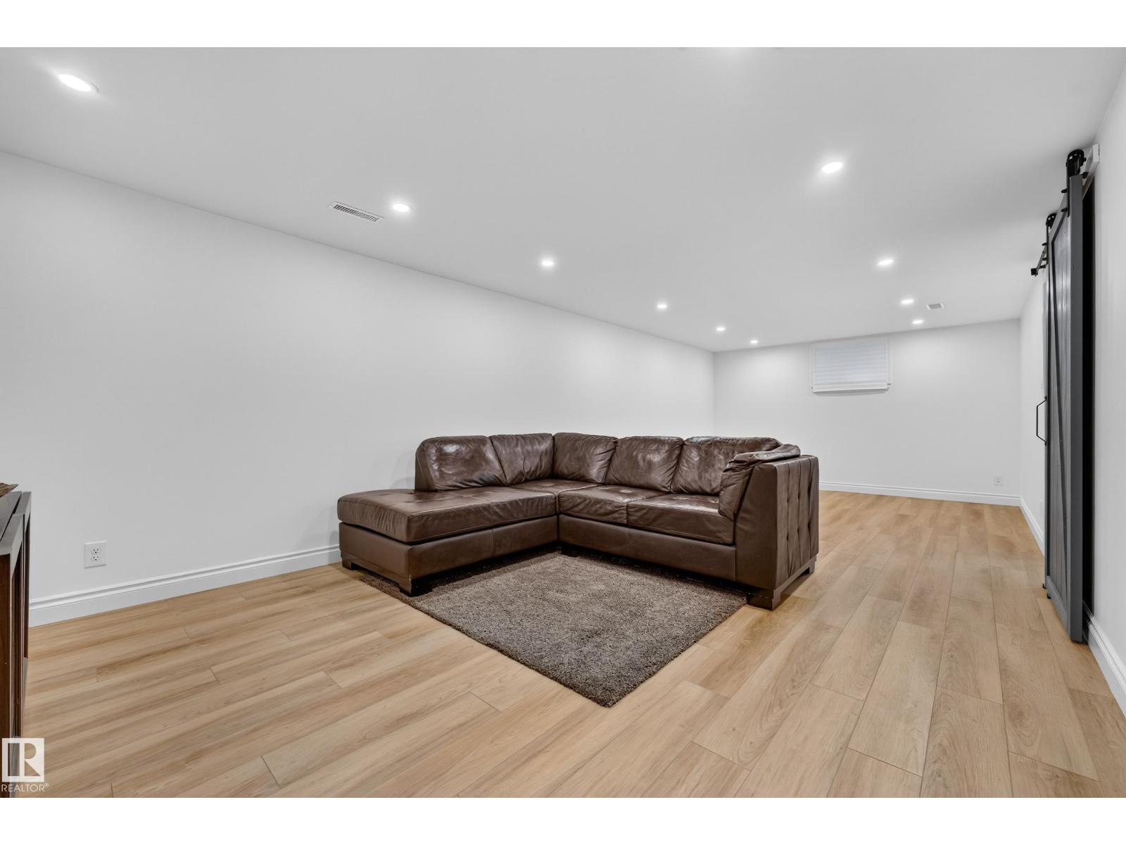 10224 82 ST NW - 36