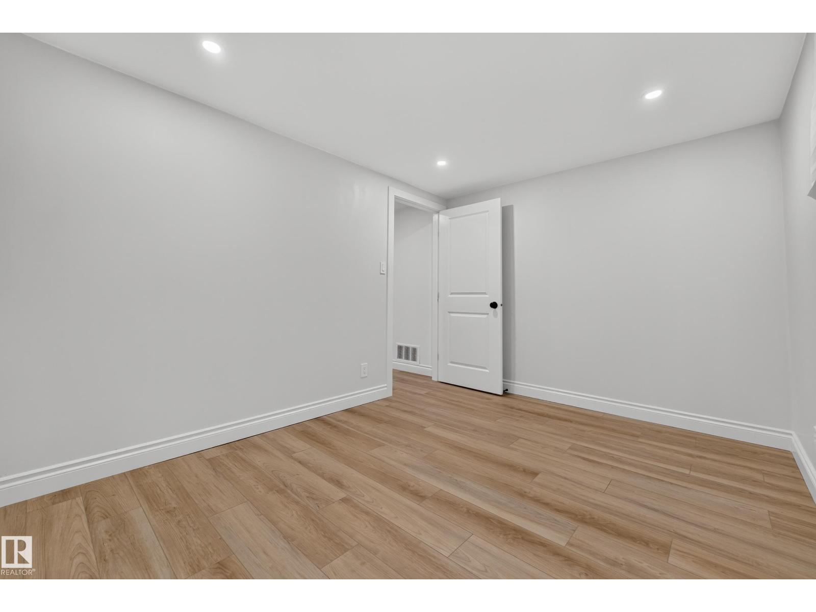 10224 82 ST NW - 40