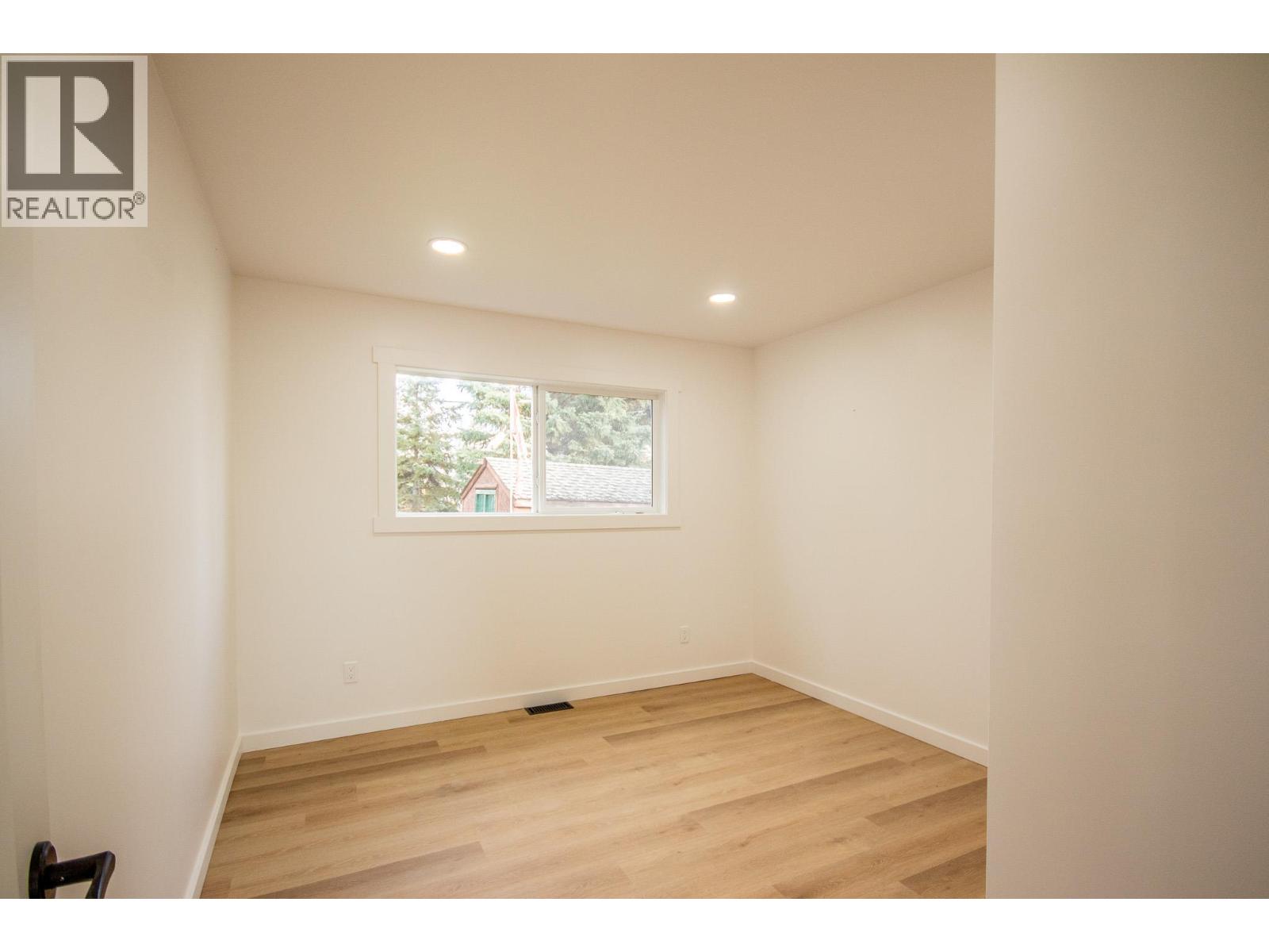 404 99 Avenue - 10