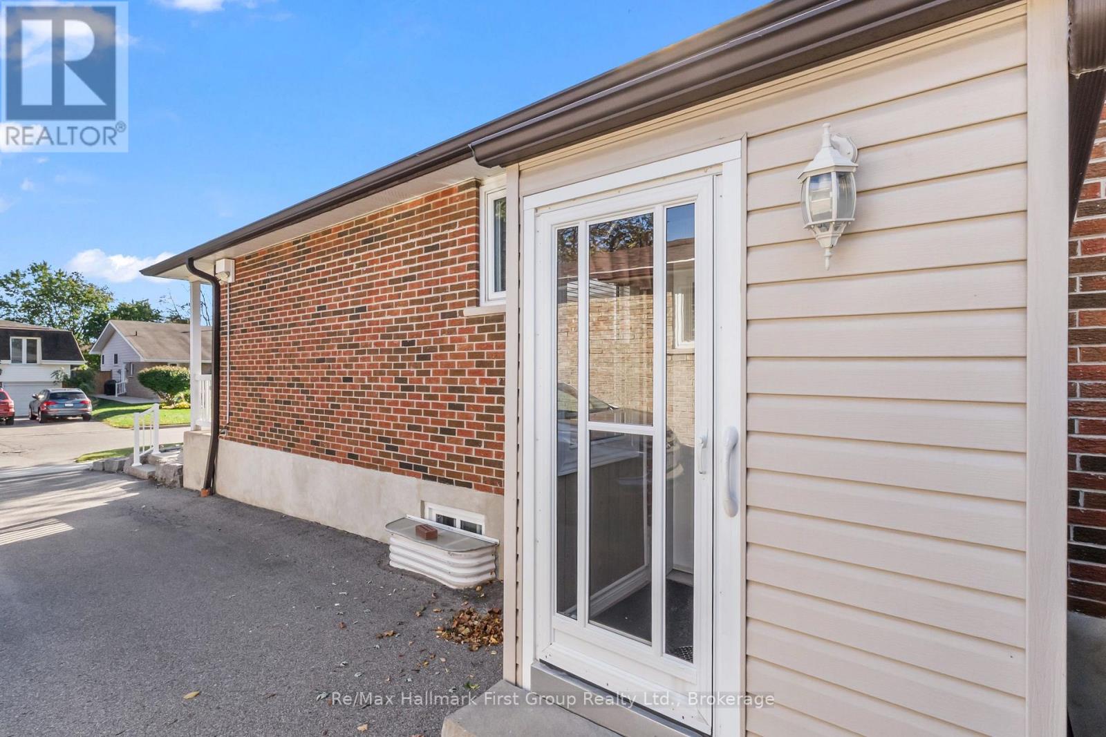 8 Calais Street, Whitby, ON photo 7