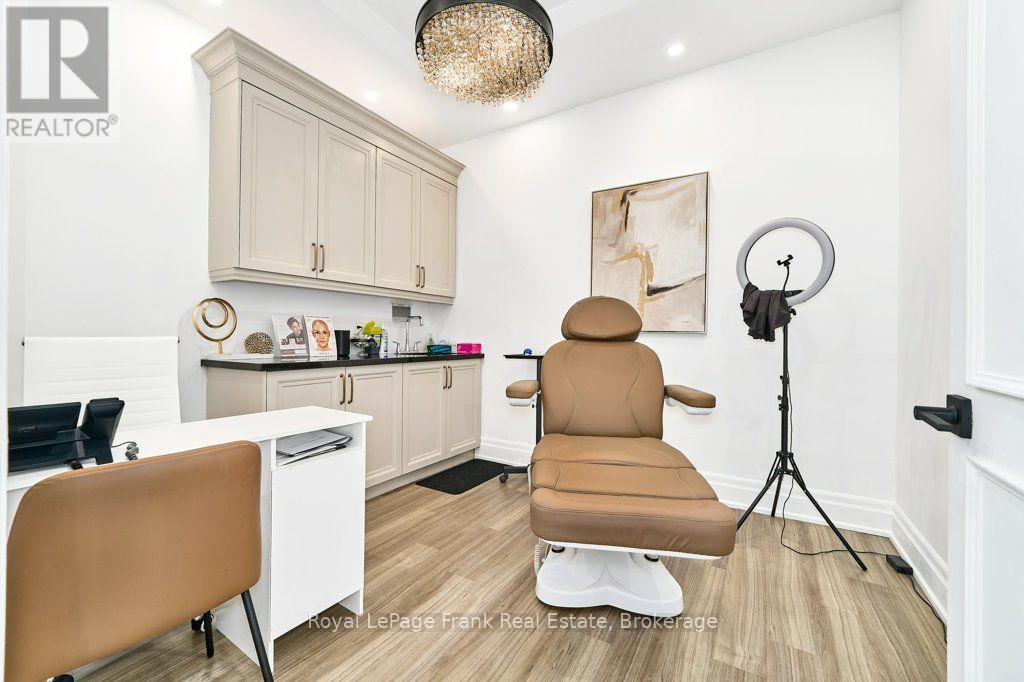 17 Baldwin Street North — photo 8