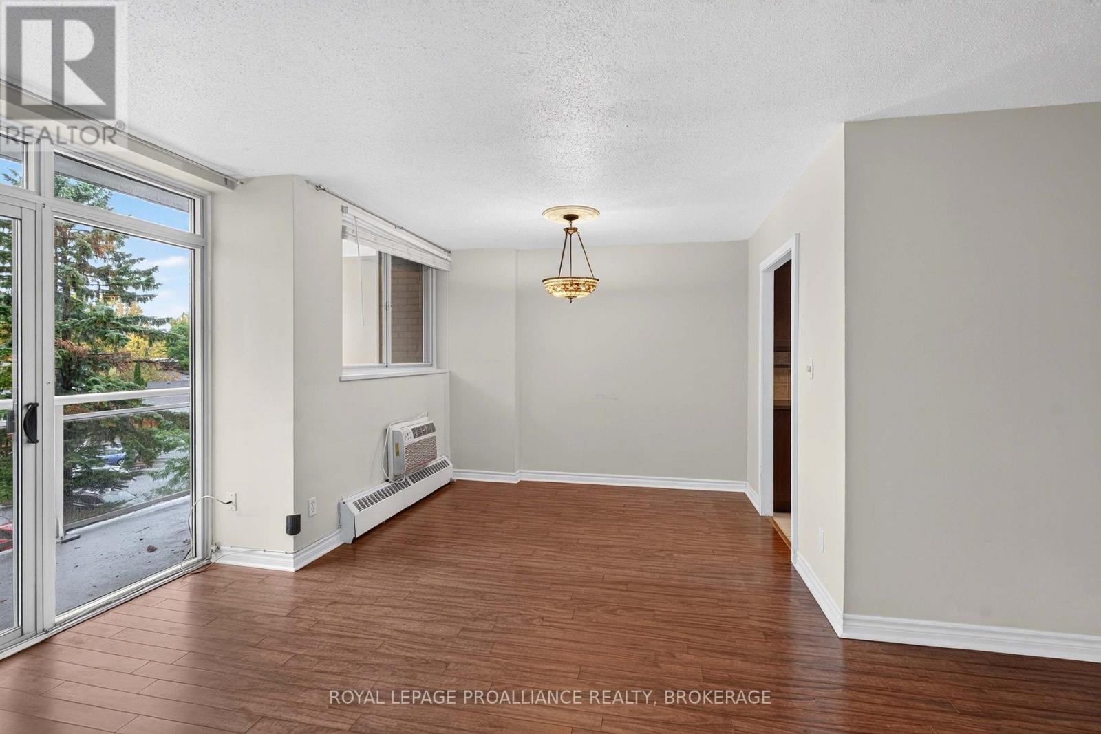 1 Mowat Avenue — photo 14