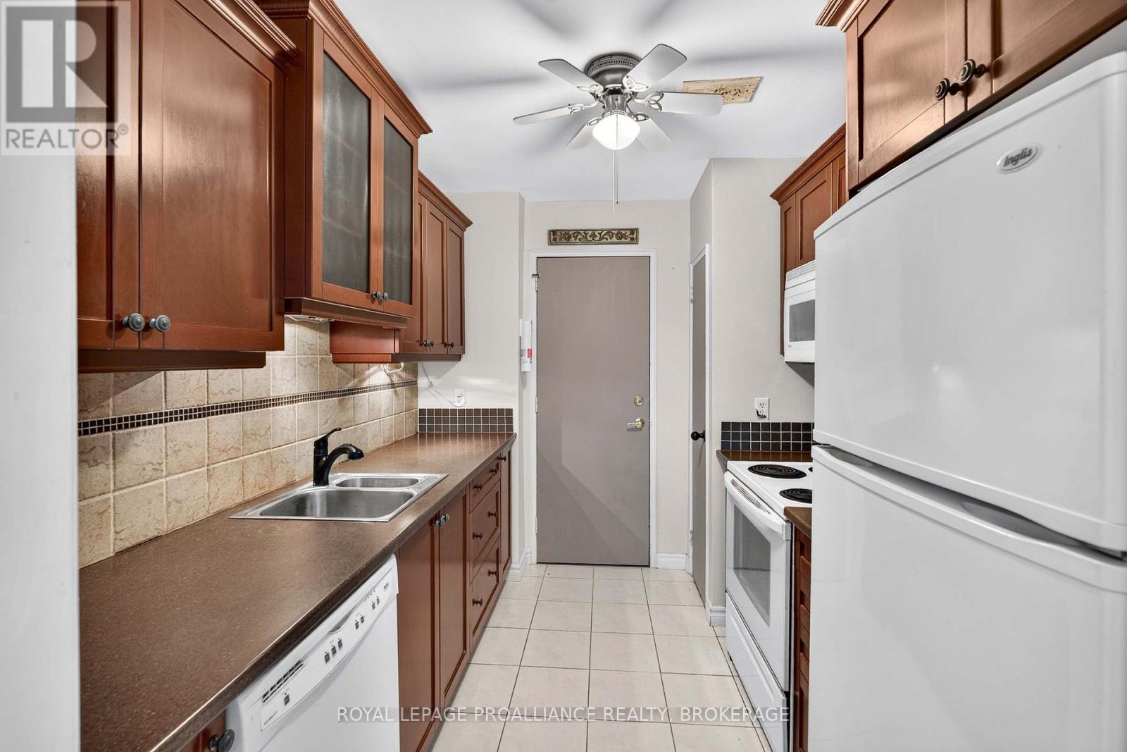 1 Mowat Avenue — photo 17