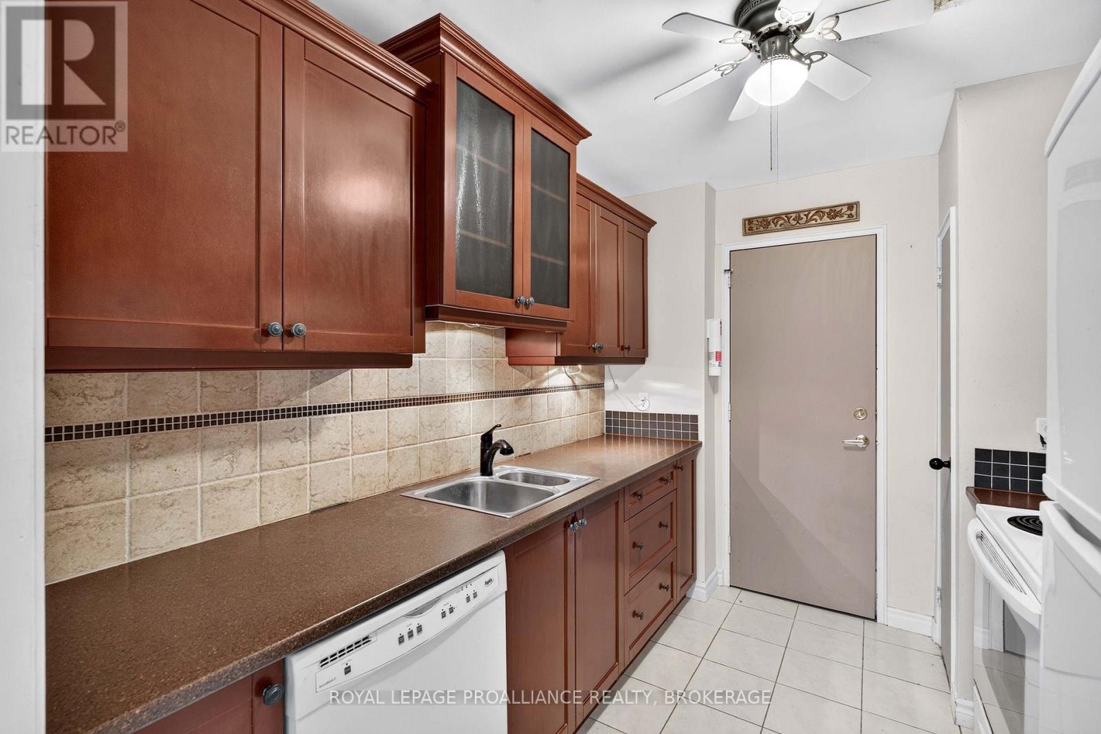 1 Mowat Avenue — photo 18