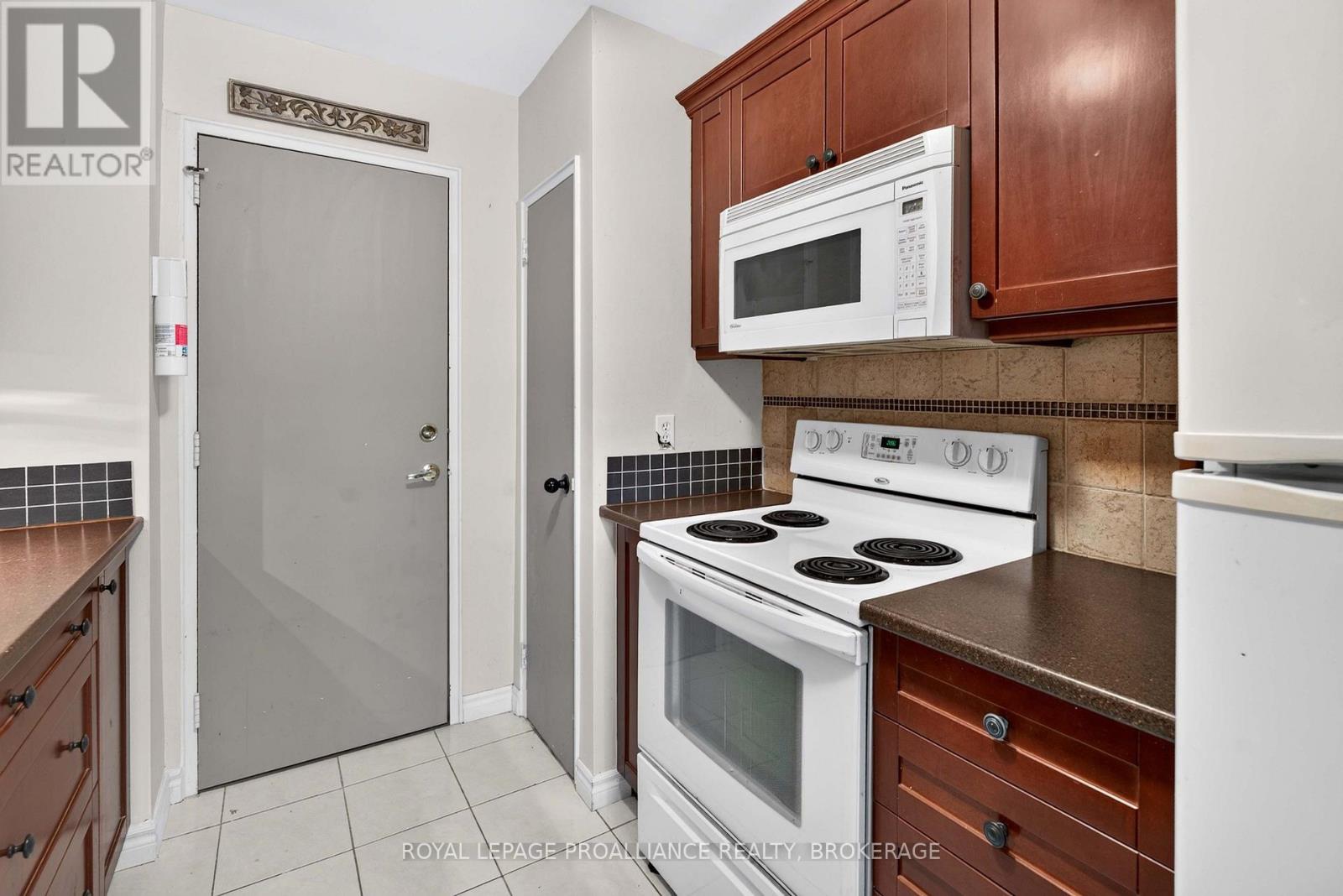 1 Mowat Avenue — photo 19