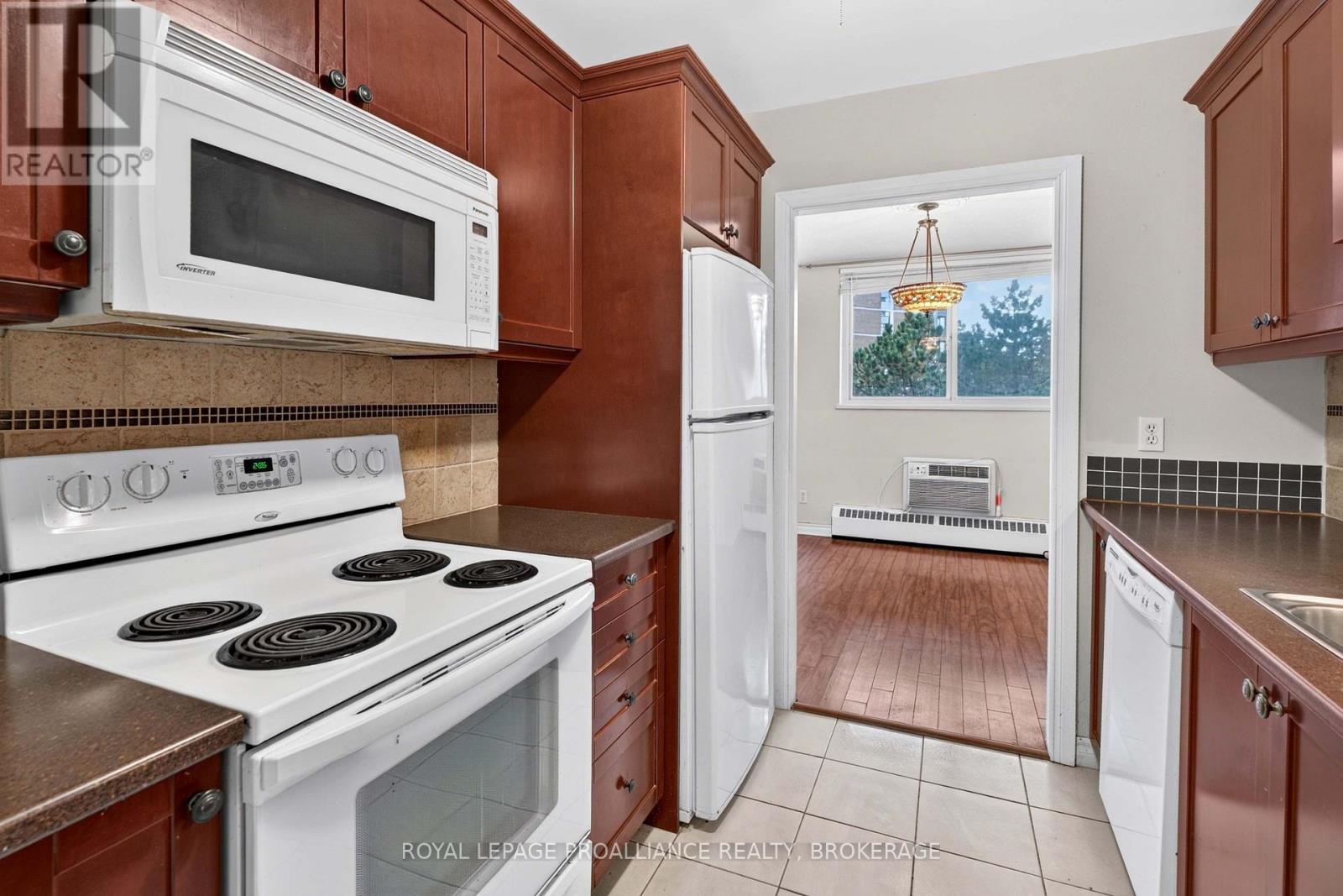1 Mowat Avenue — photo 20