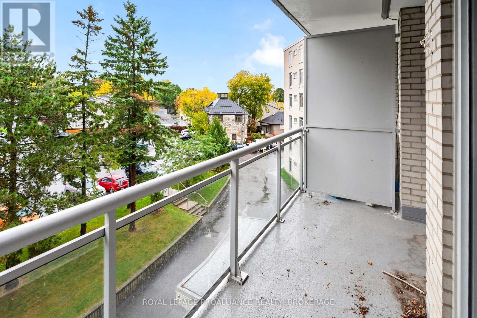 1 Mowat Avenue — photo 31