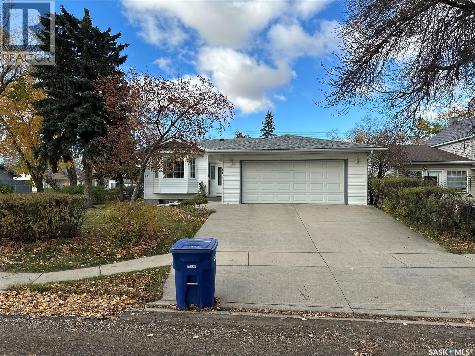 418 Railway AVENUE - 1