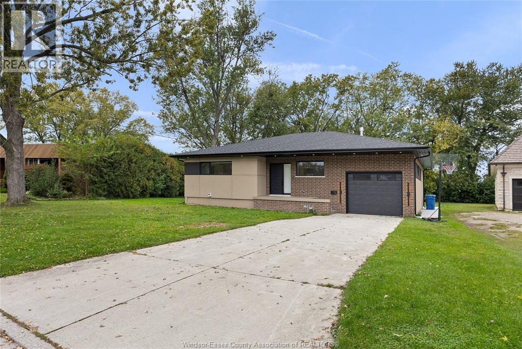 4015 Roseland Drive East