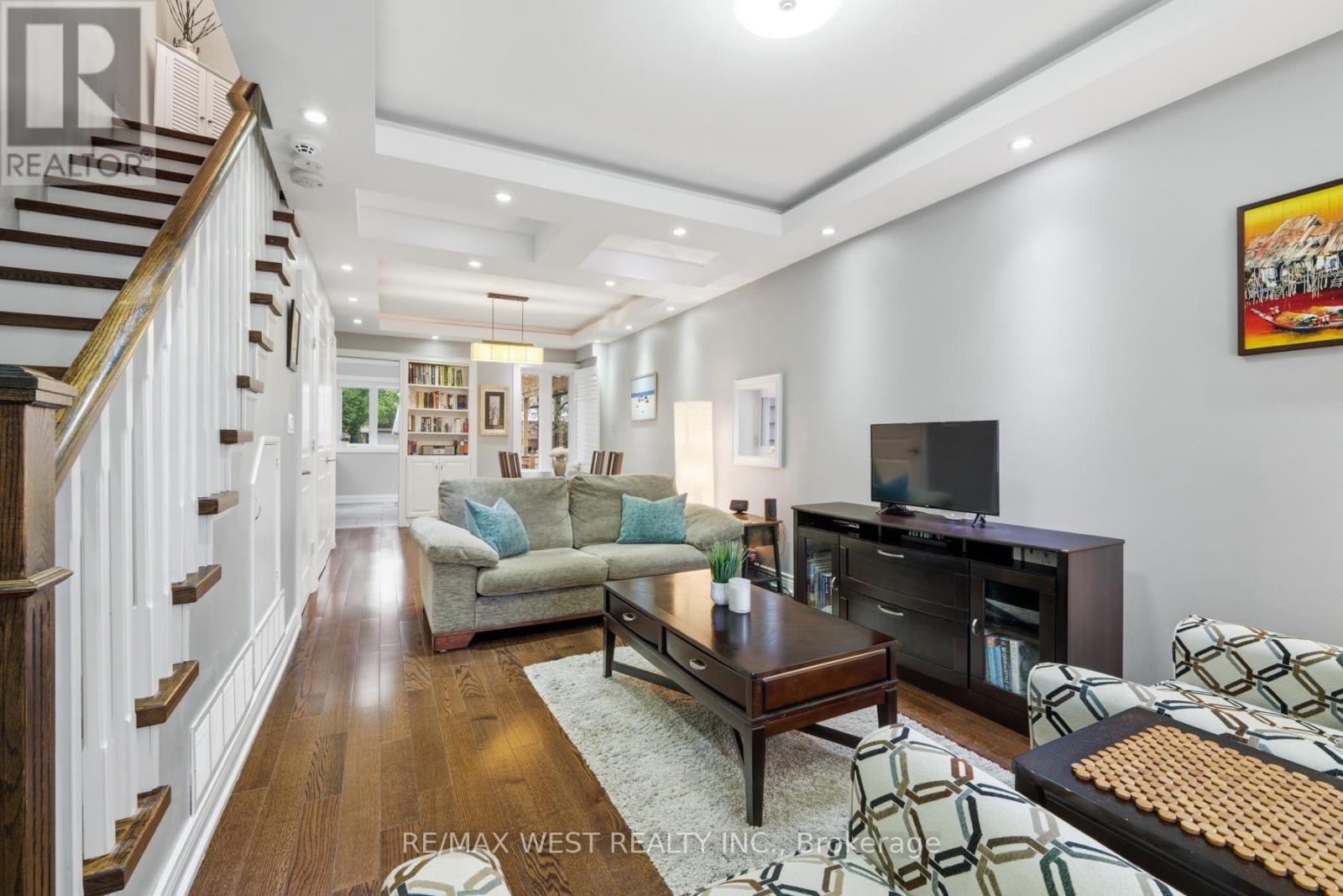 149 Chisholm Avenue, Toronto, ON photo 2