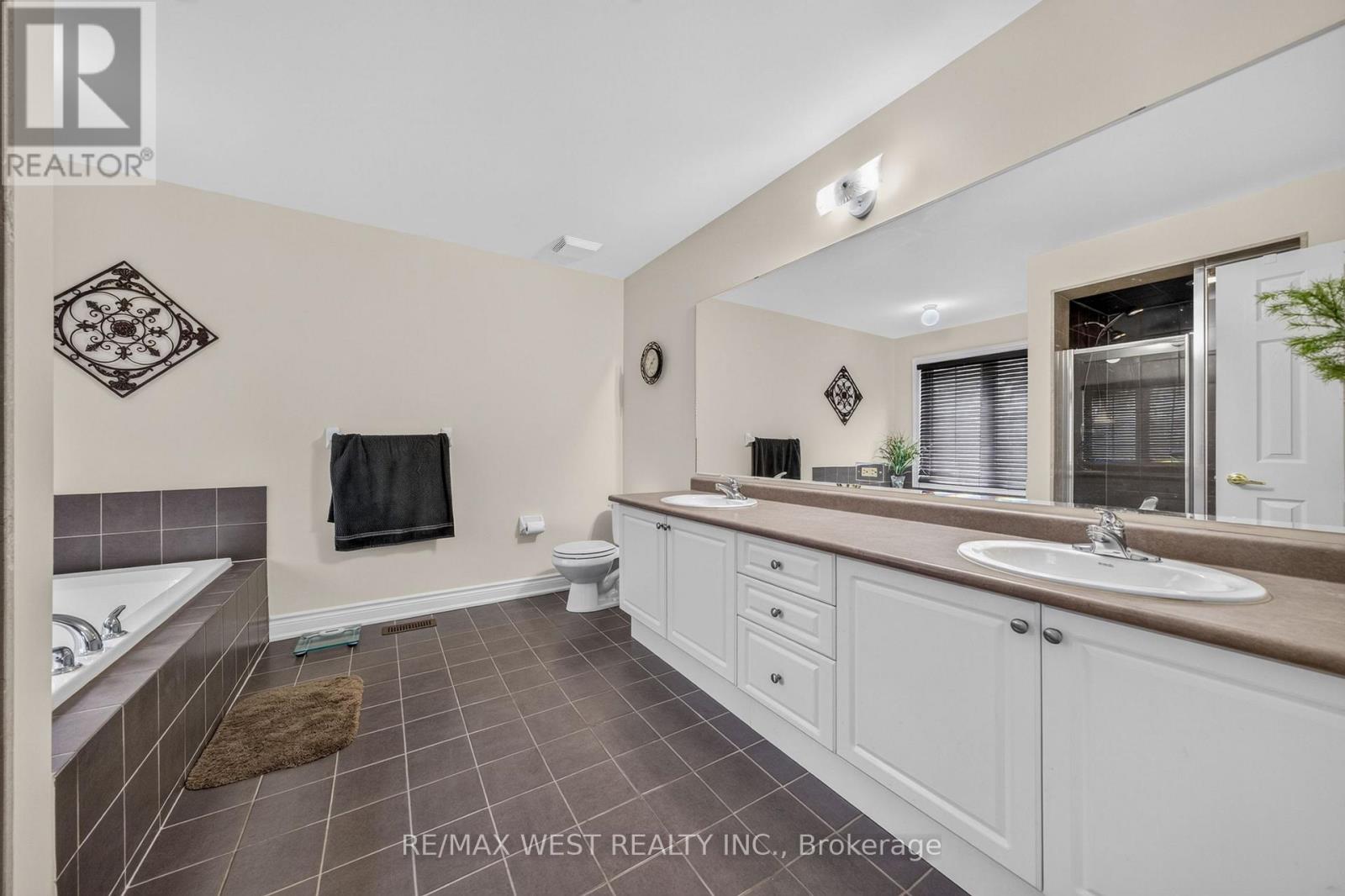 8 Calvados Crescent, Brampton, ON photo 11