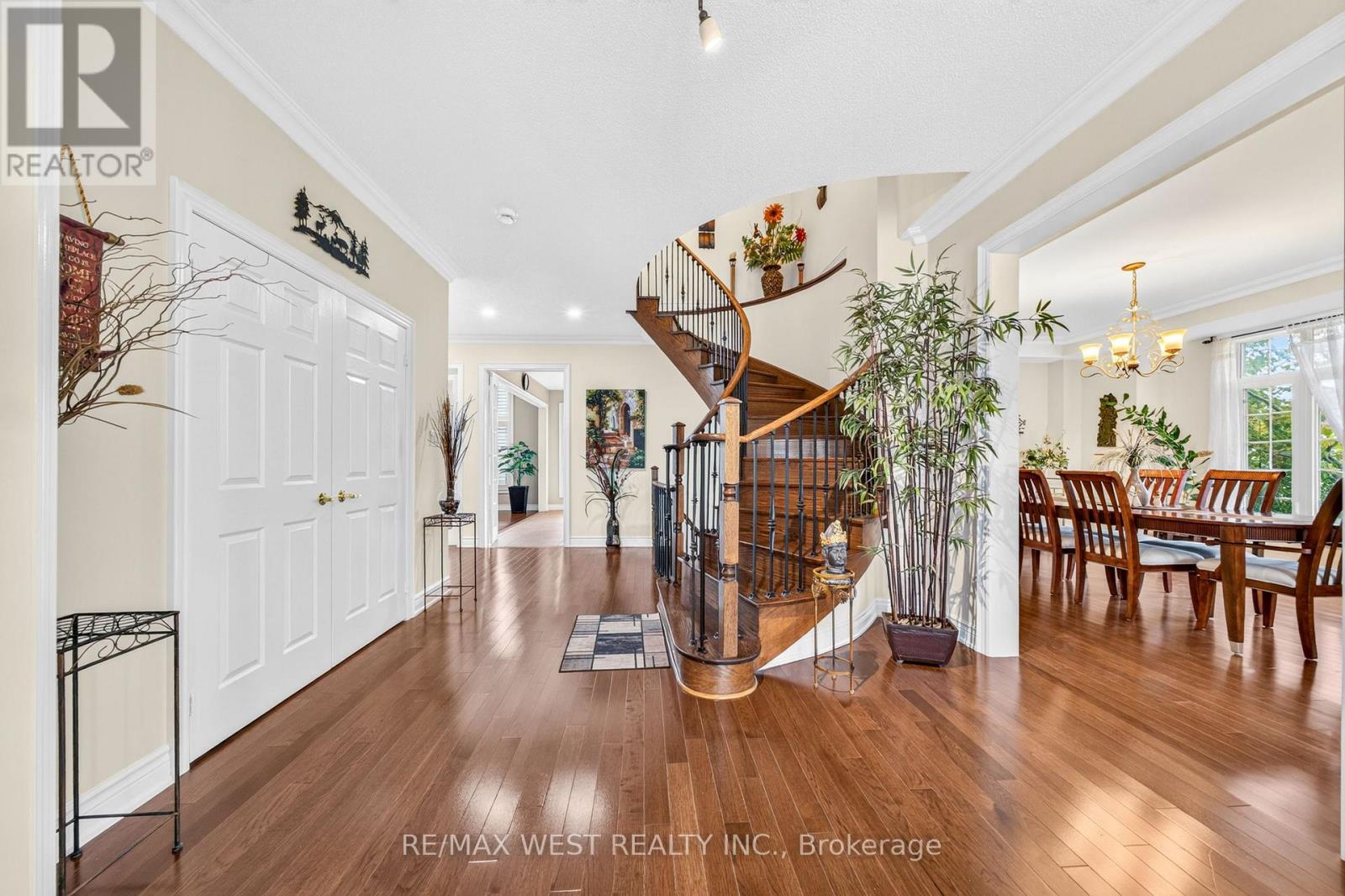 8 Calvados Crescent, Brampton, ON photo 2