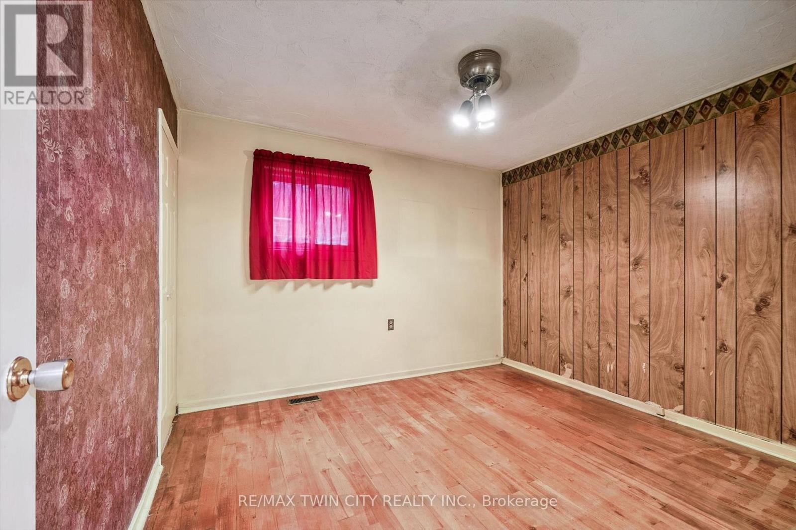 127 Spadina Road East, Kitchener, ON photo 13