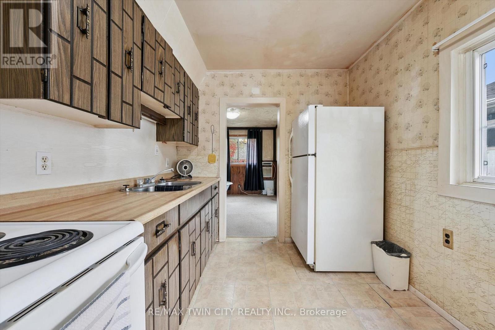 127 SPADINA ROAD E — photo 2